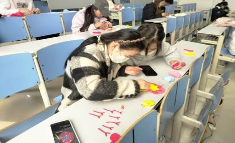 办公室里的狗中度可信度描述已自动生成