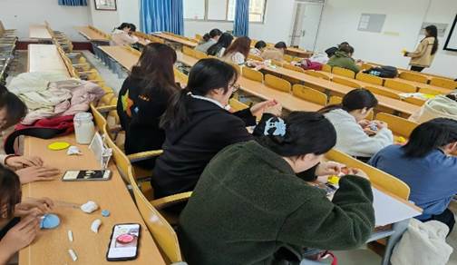 一群小孩在桌子边中度可信度描述已自动生成